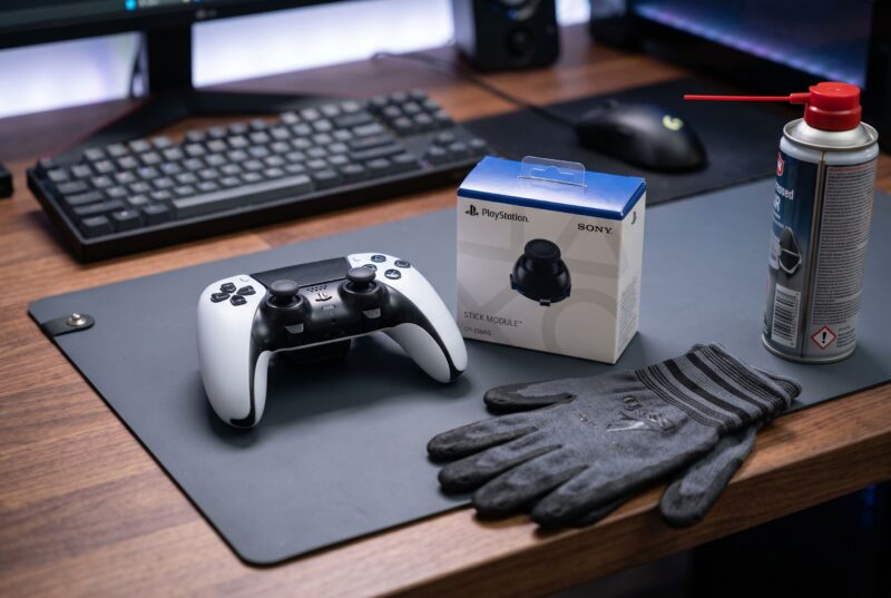 ゲーム作業環境での静電気対策と予備モジュール準備の様子